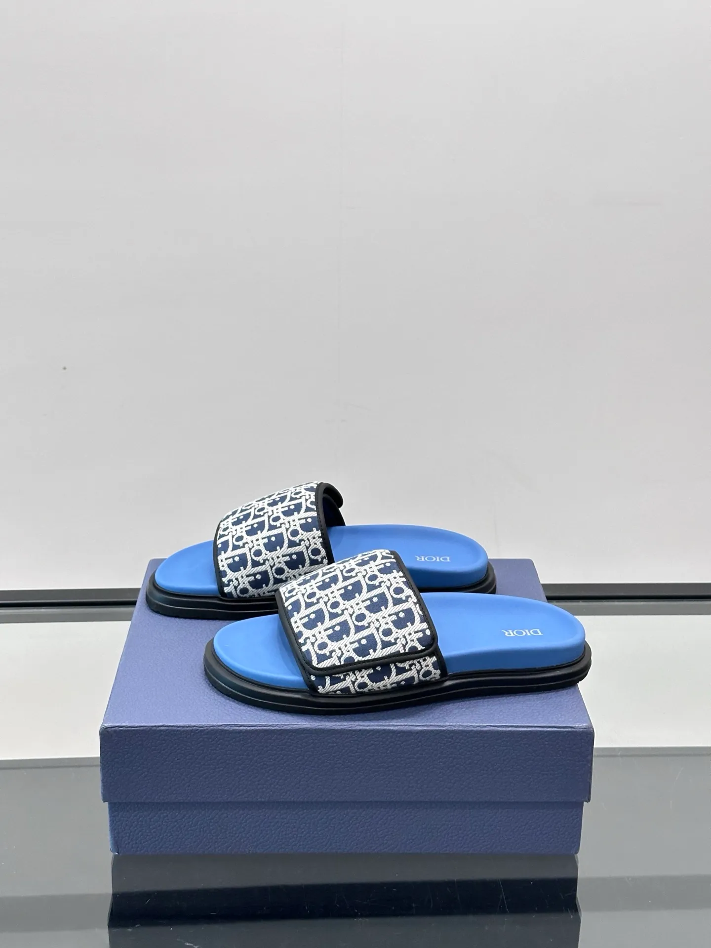 Factory price: 280💰𝐂𝐡𝐫𝐢𝐬𝐭𝐢𝐚𝐧 𝐃𝐢𝐨𝐫 Dior's latest popular sandals, classic upgraded Velcro sandals, original replicas, super durable and versatile, very comfortable on the feet, slimming and white, original cowhide leather upper, sheepskin lining Original d hardware buckle Original molded T men's shoes 💰U outsole Size: 38-44 (.45.46 customized)